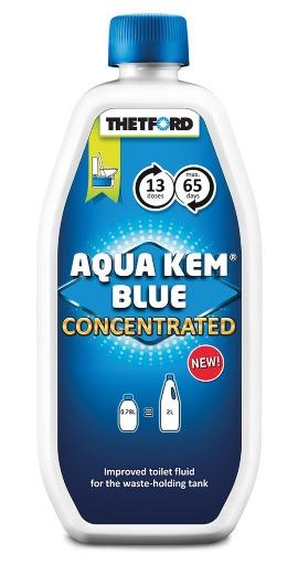 Aqua Kem Blue concentrated su sfondo bianco