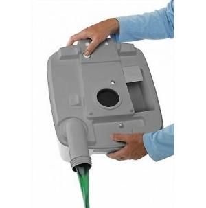 Porta Potti 335 HDK su sfondo bianco mentre viene svuotata